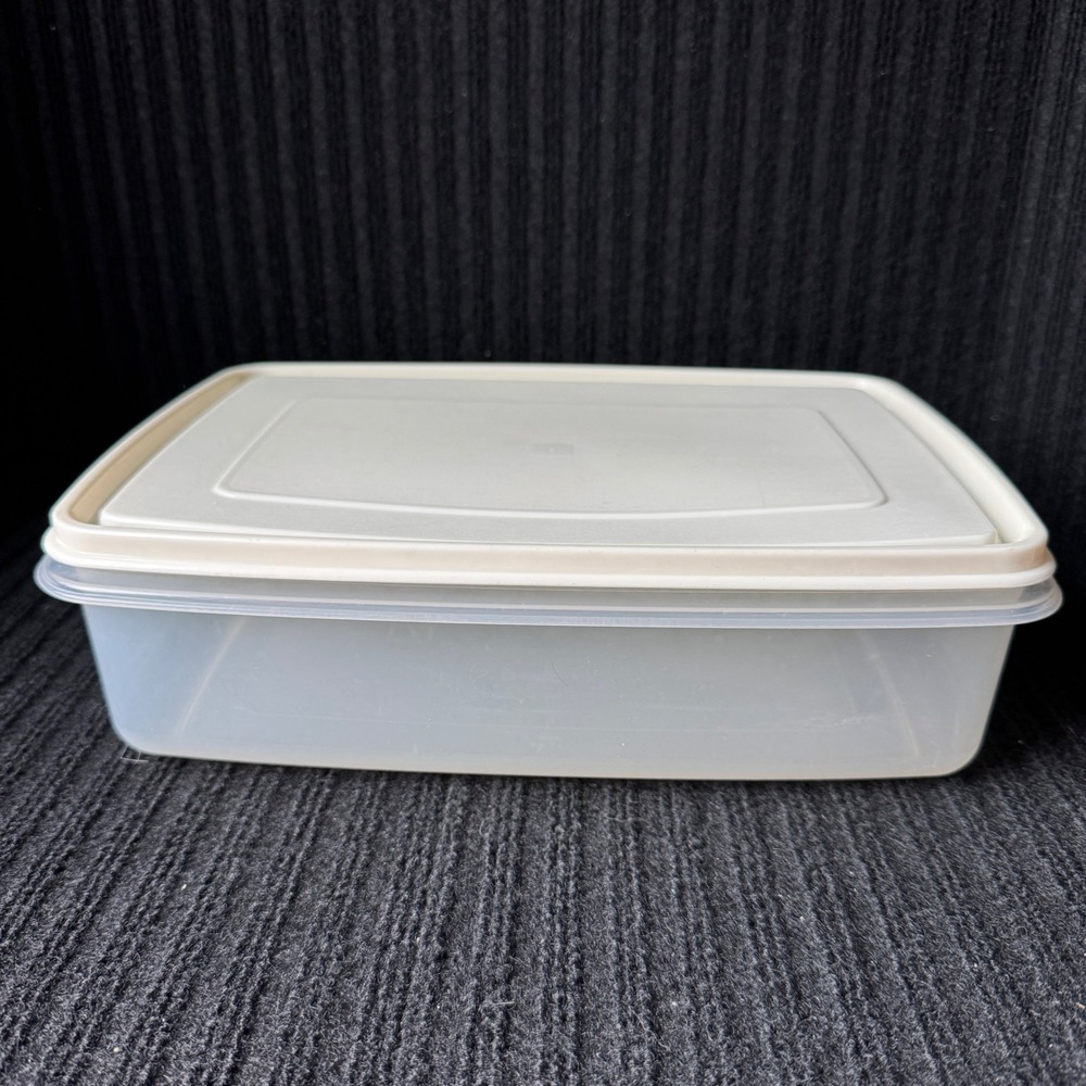Rubbermaid Servin Saver 17 Cup Rectangular Food Storage Container #7 Clear White